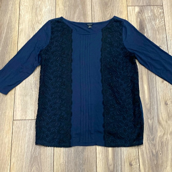 ANN TAYLOR Navy Blue 3/4 Sleeve Top w Black Lace Detail MEDIUM - Picture 3 of 11